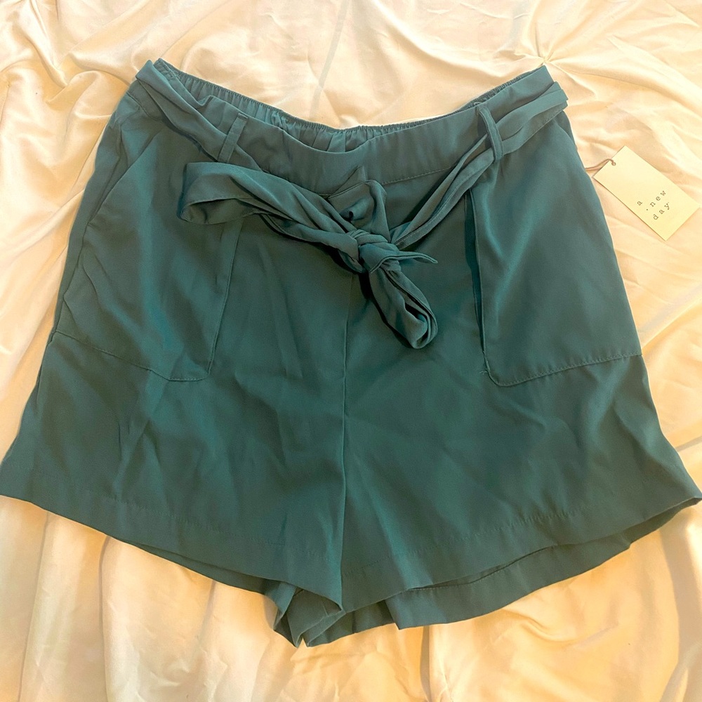 Green shorts XL